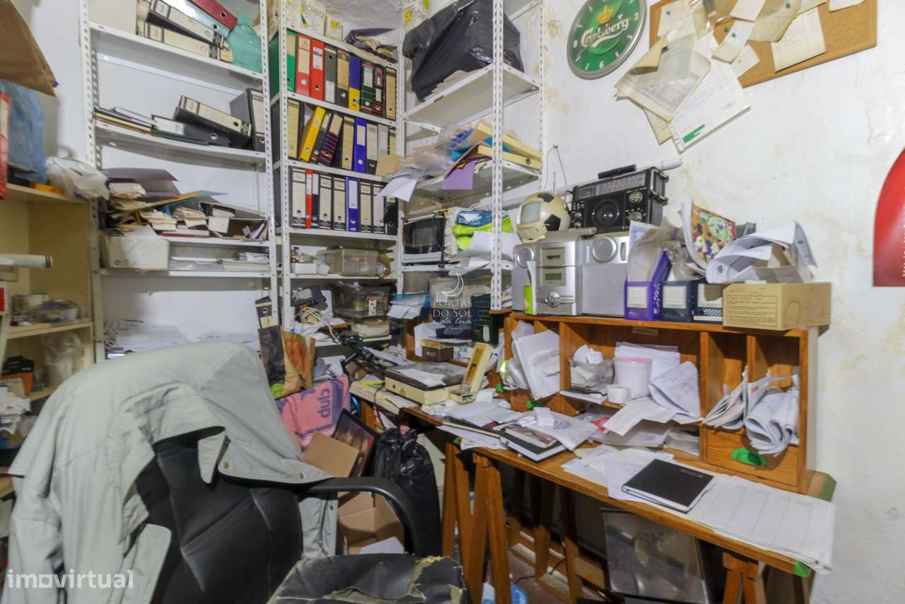 Prédio de 3 Pisos c/ Sótão e Terraço de Topo.-12