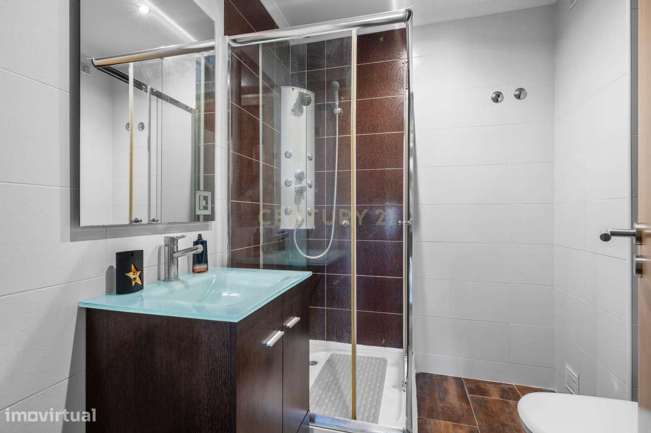 Apartamento T2 em Montijo com Parqueamento e Varandas-11