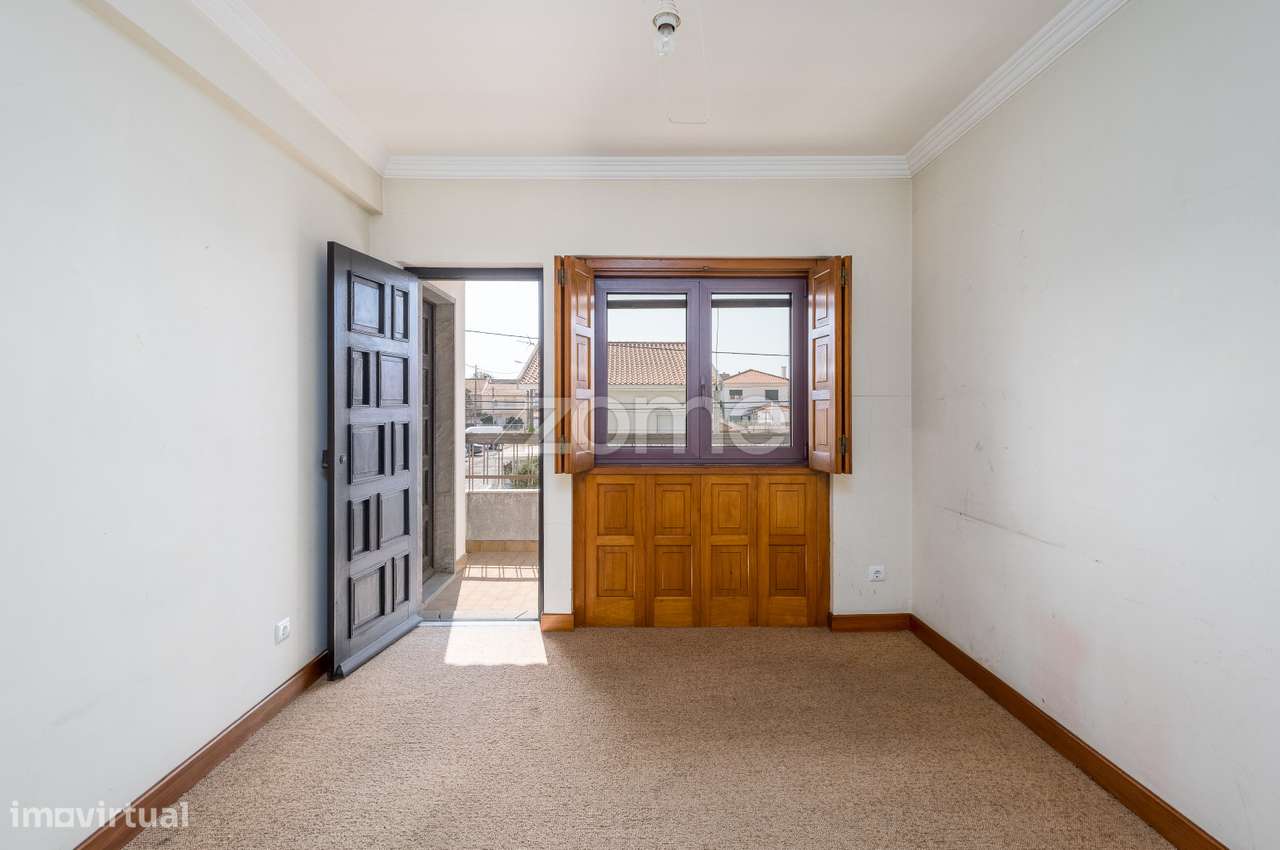 Moradia T4 (espaçosa) em Casais de Mem Martins-23