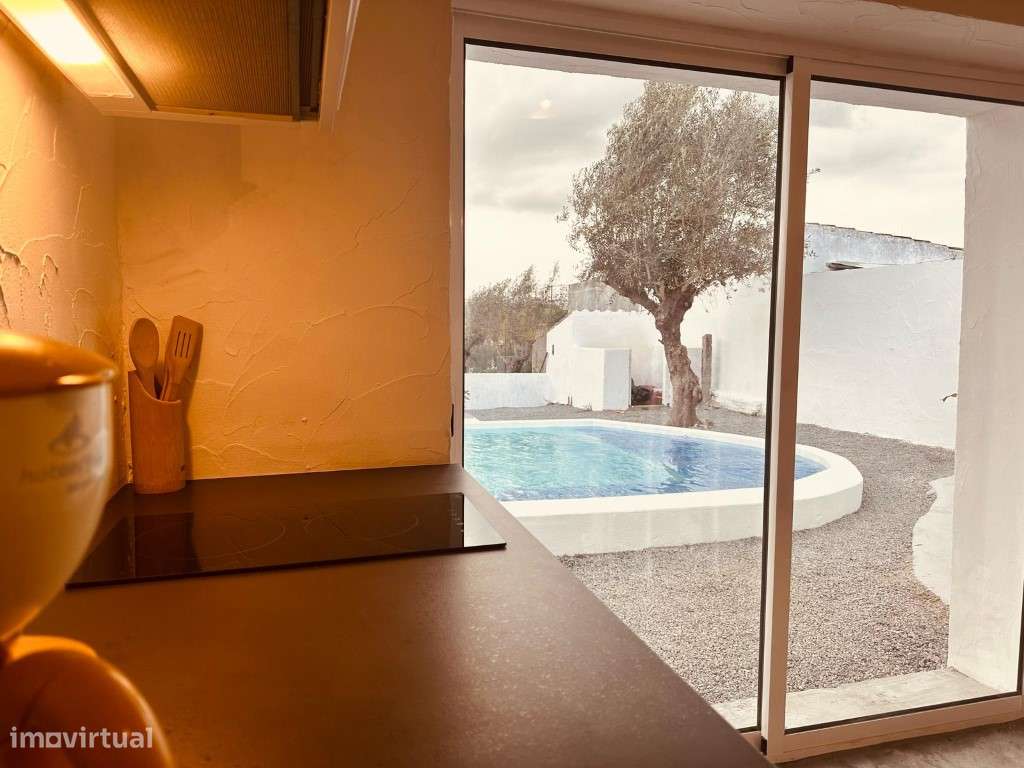 Moradia T2, inserida em lote com 1125 m2 com piscina, em Santiago M...-7