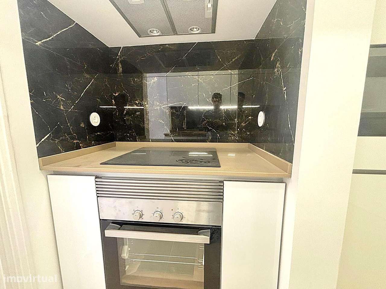 T3 totalmente remodelado com varanda na Av. General Roçadas!-7