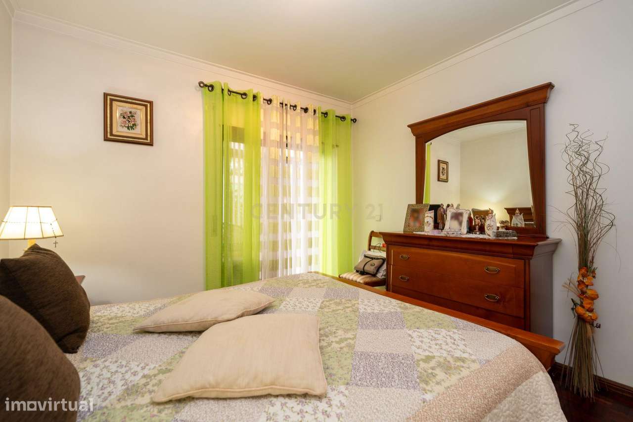 Apartamento de tipologia T2, com box e varandas, localizado em Rio de-22