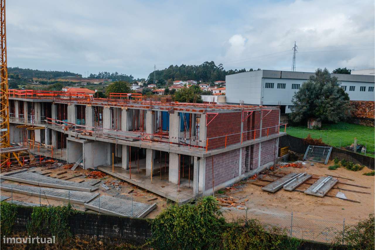Apartamento T2 em fase de construção c/ 2 frentes e garagem fechada, e-7