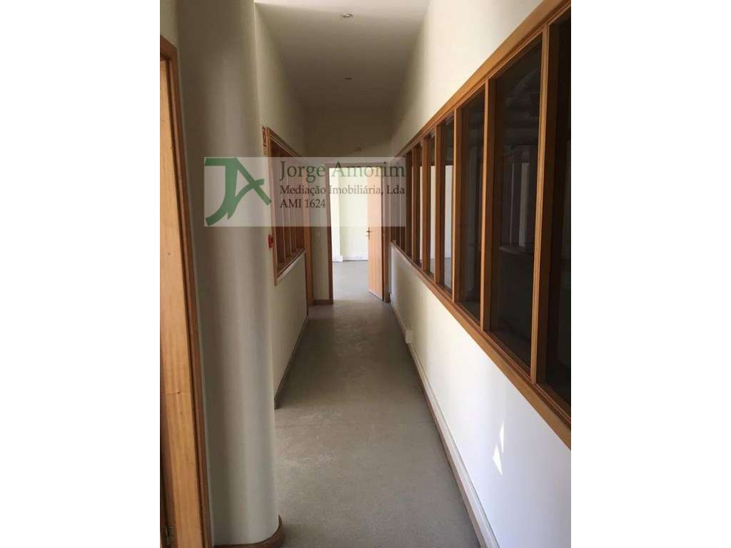 Armazém 990 m2 junto aeroporto do Porto. Area total 1300 m2. Metro ... - Grande imagem: 3/6