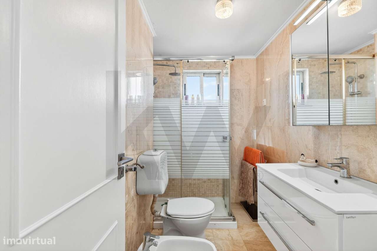 Moradia T4+1 com Piscina Coberta, Jardim e Churrasqueira em Alcoitão,-29