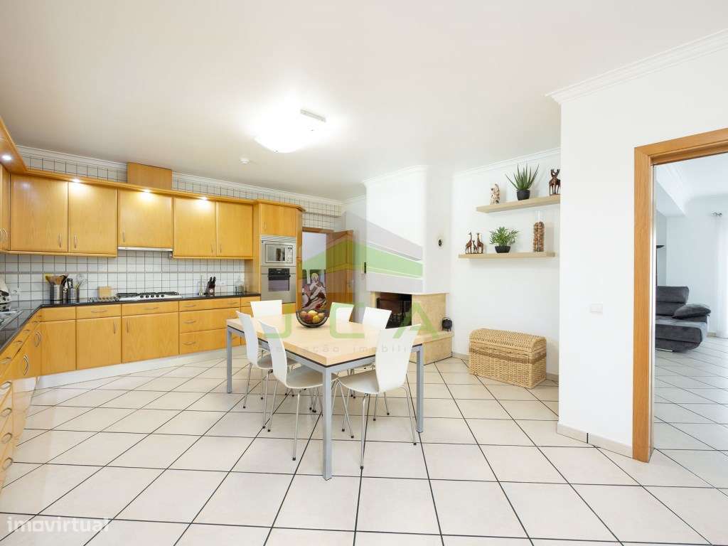 Moradia V4 com piscina e terreno a 15min de Leiria-11