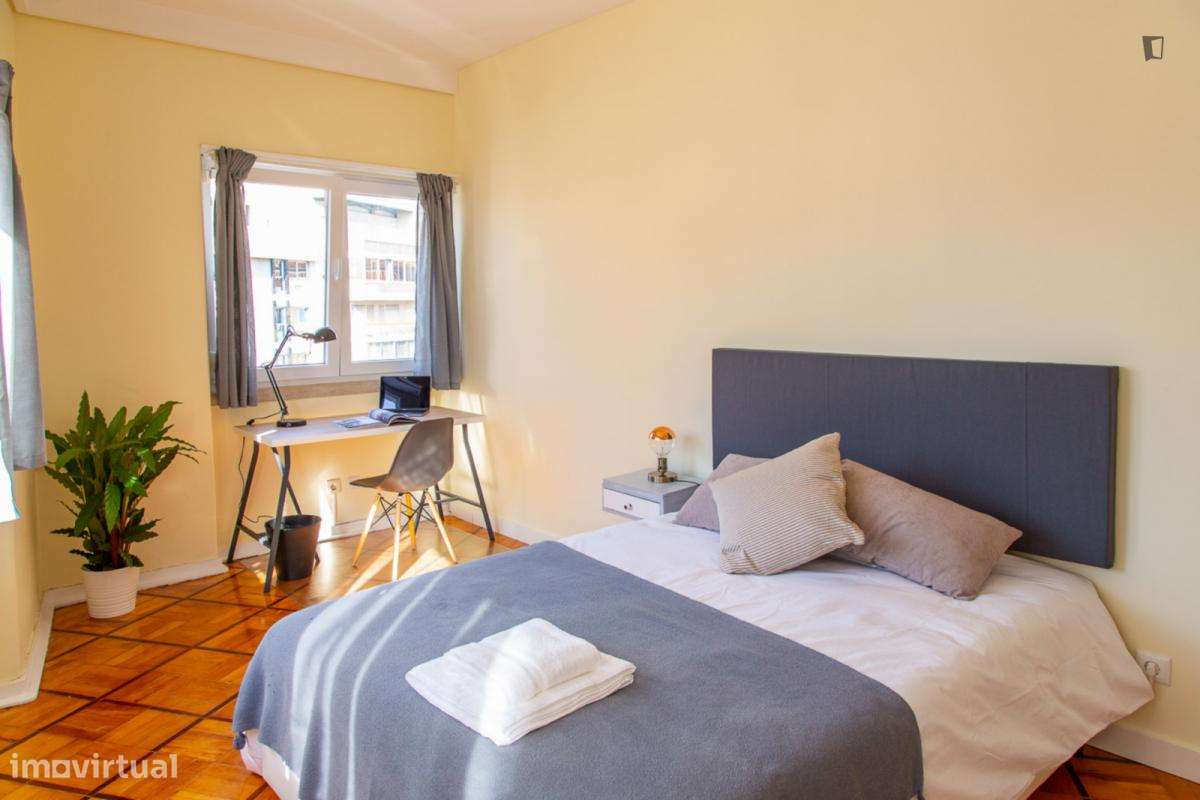 Quarto - localizado em São Sebastião Lisbon - Grande imagem: 3/10