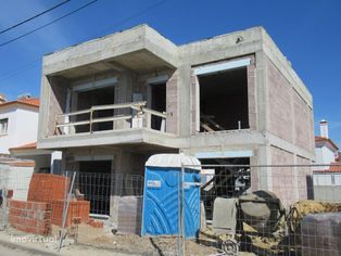 Moradia T4 isolada, com piscina, na Charneca da Caparica (Vale Fetal)