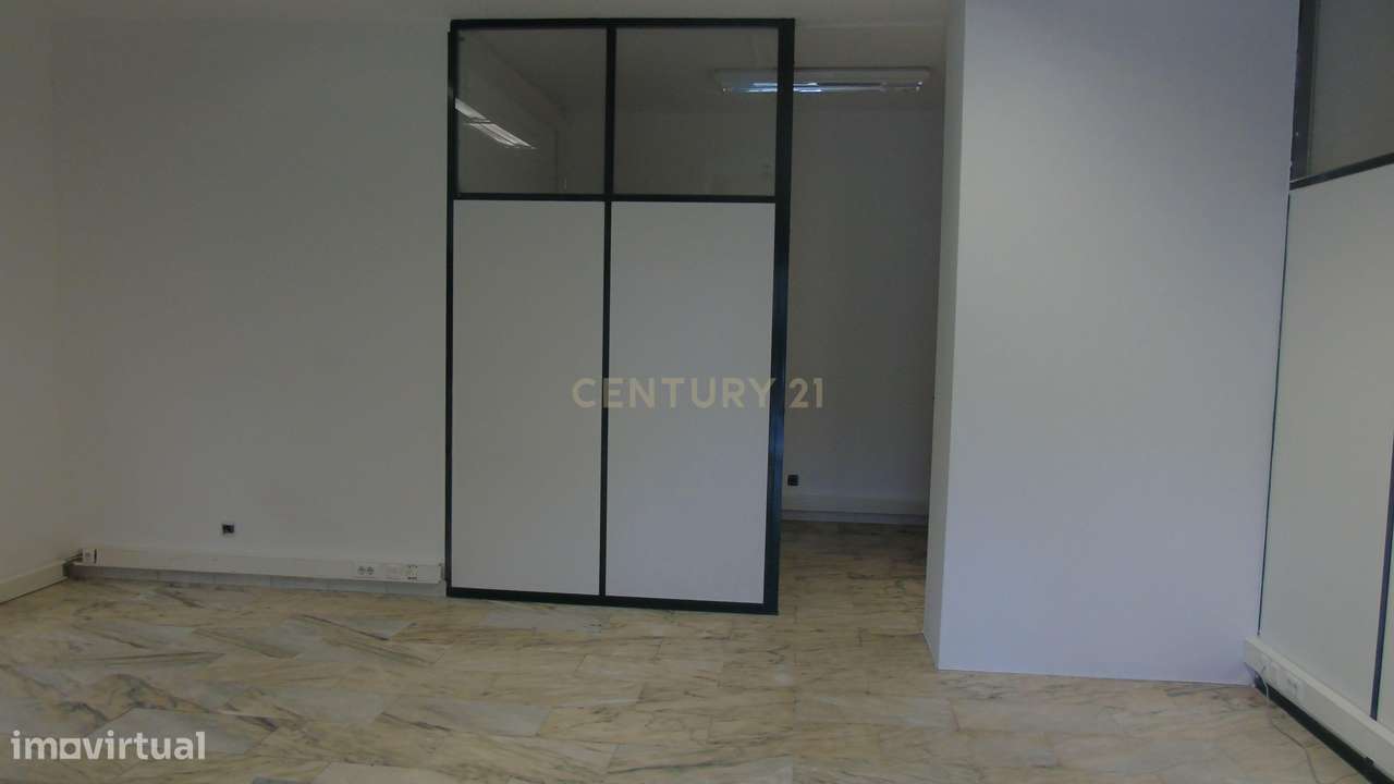 Loja/Escritório com Excelente Localização e Potencial de Conversão em - Grande imagem: 3/24