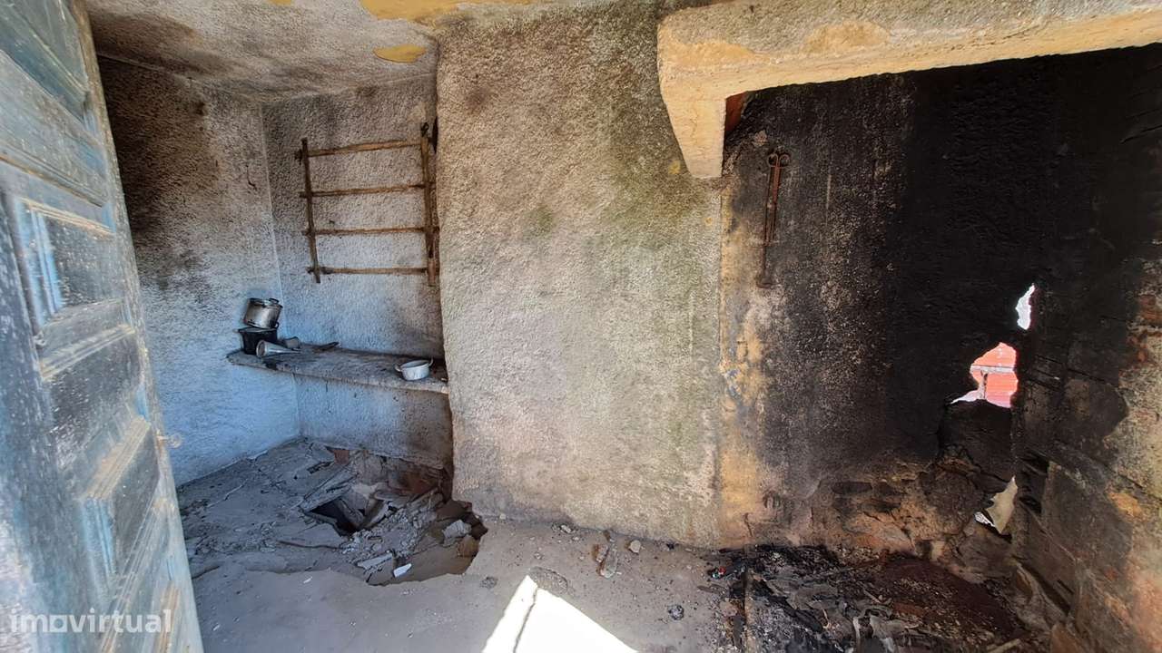 Moradia T2 para Reconstrução no Centro de Almalaguês-16