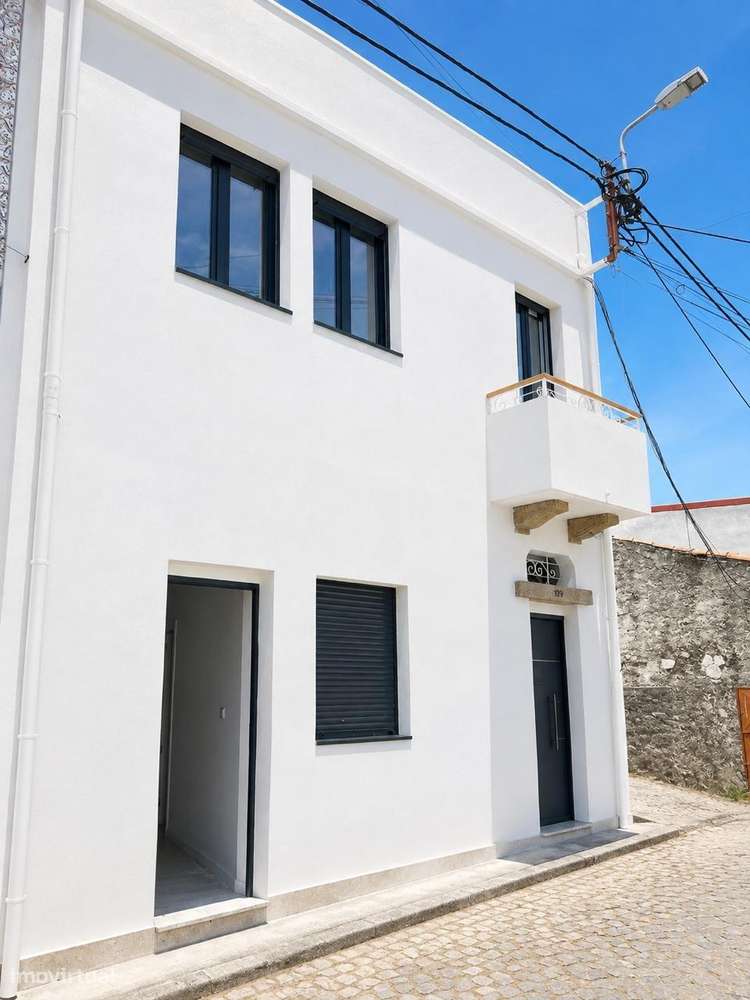 Prédio Renovado com 3 Habitações Independentes-19