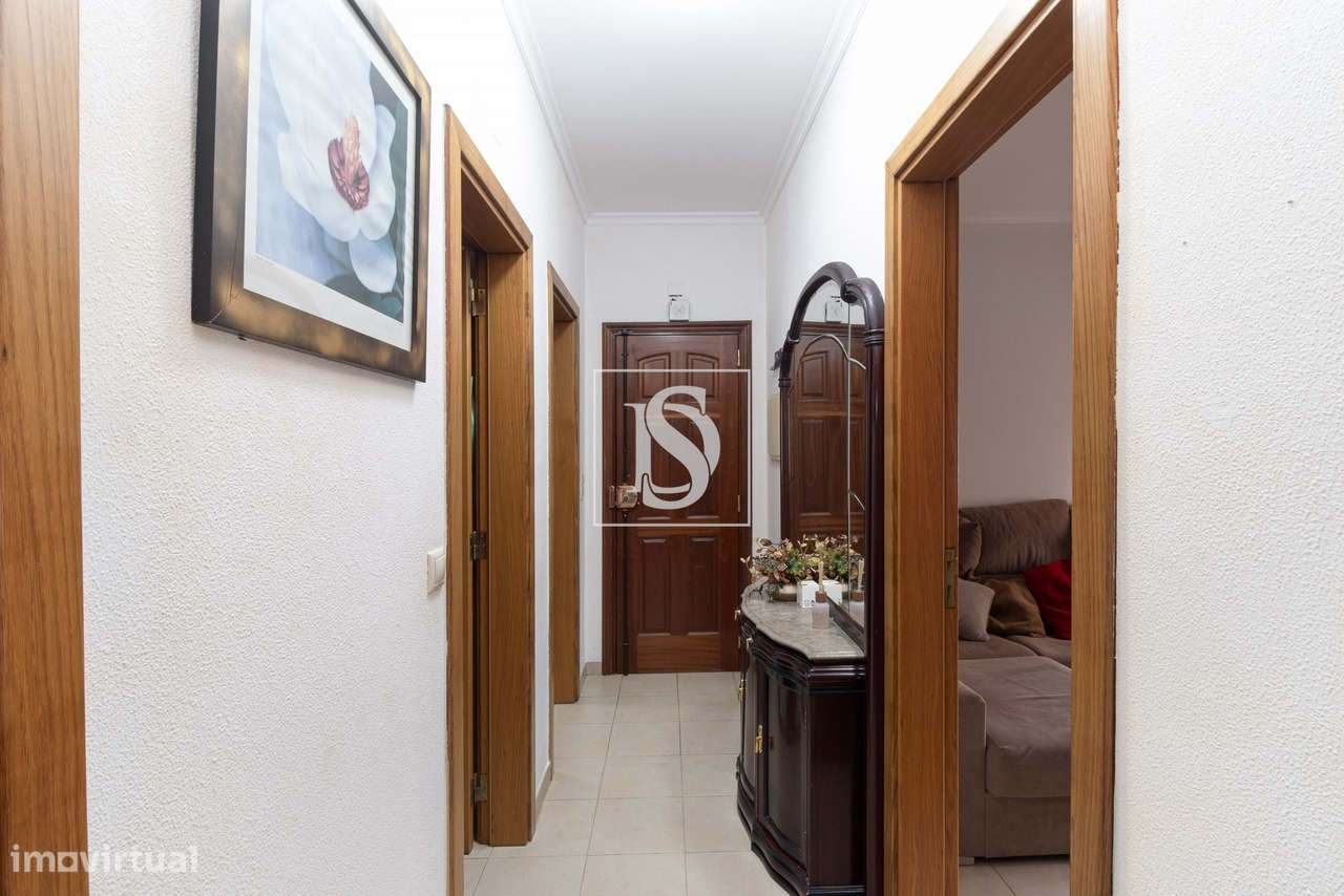 Acolhedor T2 no R/C, com Cozinha Semi Equipada e Próximo de Transporte - Grande imagem: 4/16