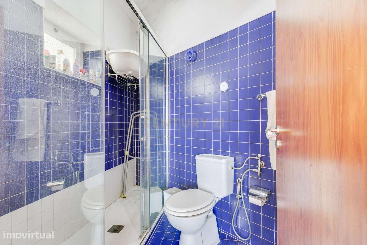 Terreno de 956m2 com duas moradias em Alcântara, Lisboa, uma T4 e T3-28