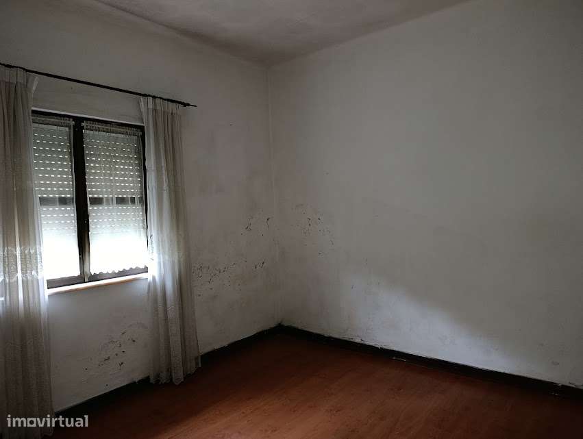 Moradia T3 geminada, com quintal, em Santa Clara, Coimbra - Grande imagem: 3/32