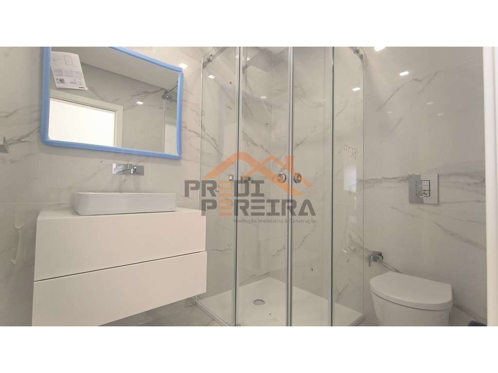 Apartamento T5, com varandas, terraço e box para duas viaturas, sit...-32