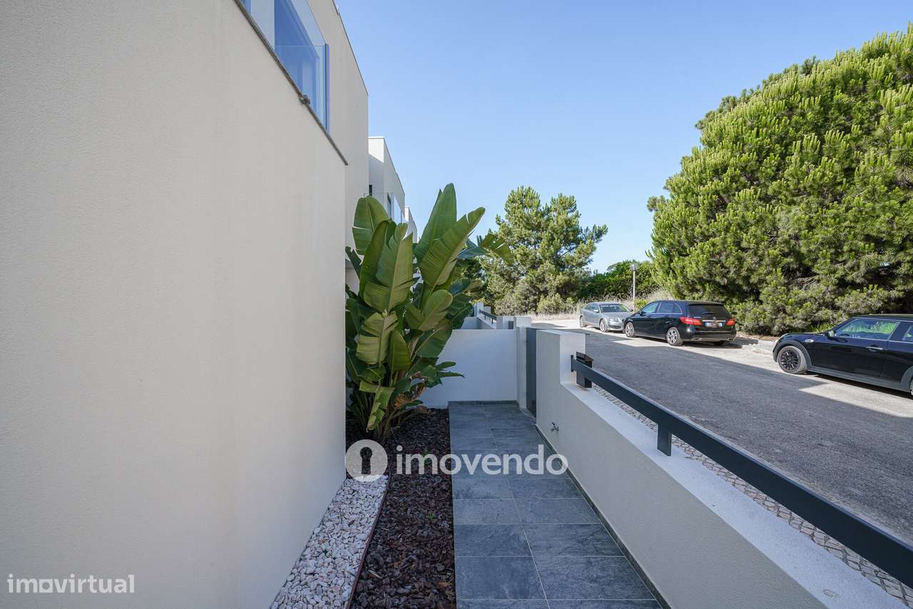 Moradia T3+1 moderna, com piscina e garagem, na Caparica-40
