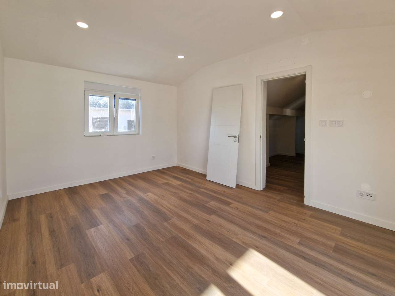 Moradia 4 ass. totalmente remodelada - possibilidade de quarto no r/c-25