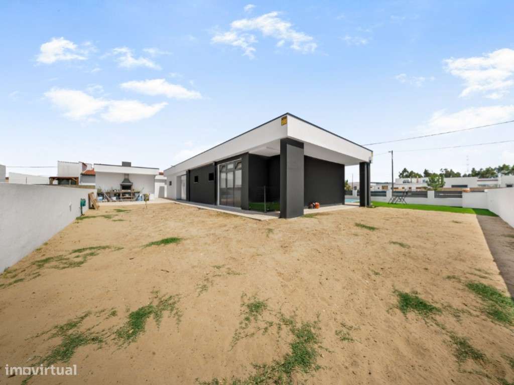 Moradia T3 Isolada com Piscina-30
