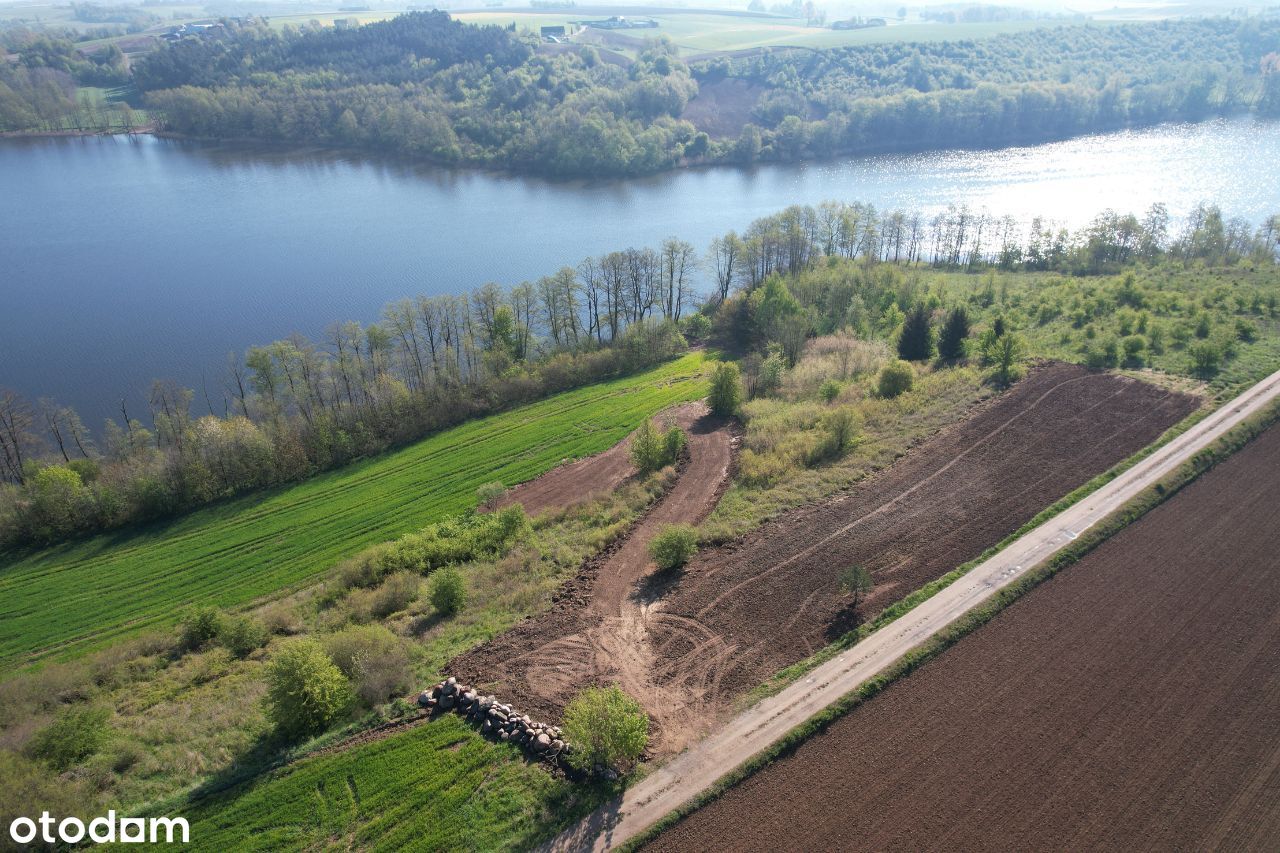 Działka budowlana z linią brzegową jeziora