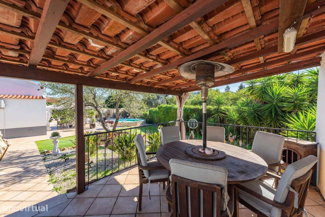 Casa tradicional reformada com grande jardim em Budens-23