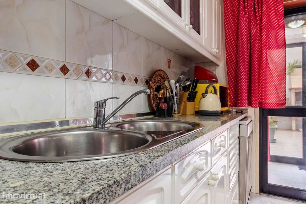 Apartamento T2 c/ 2 Lugares de Estacionamento e Terraço c/ 30m2 em Mem-8
