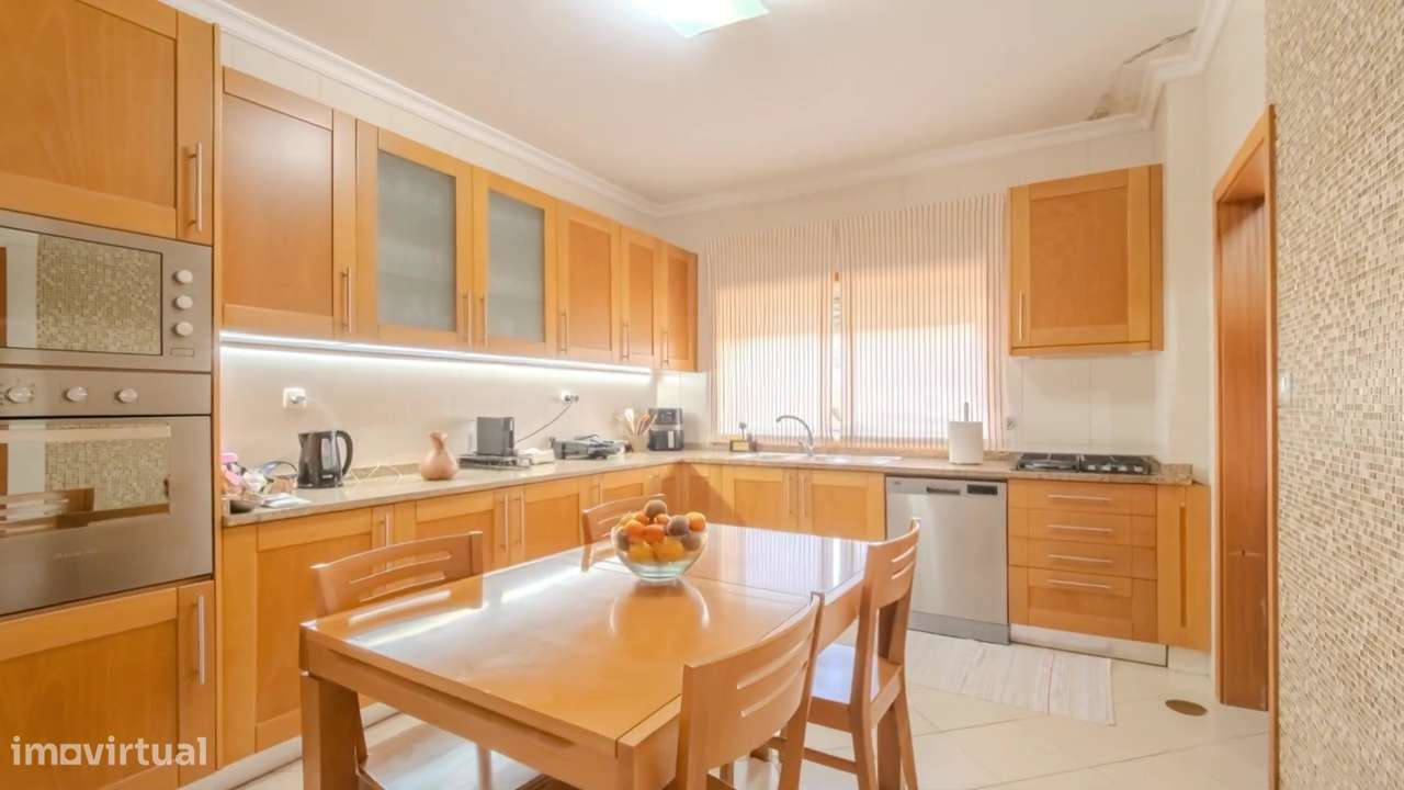 T2 com varanda, garagem e cozinha equipada em Loulé - Grande imagem: 4/17