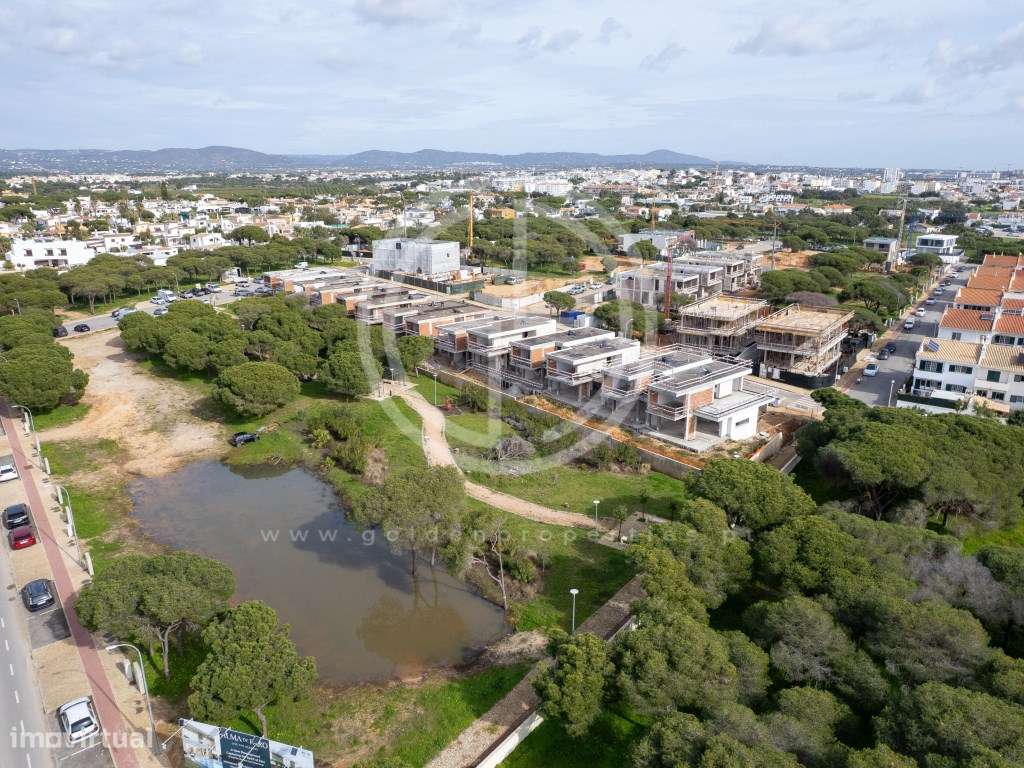 Moradia em T4 em banda em Faro-13