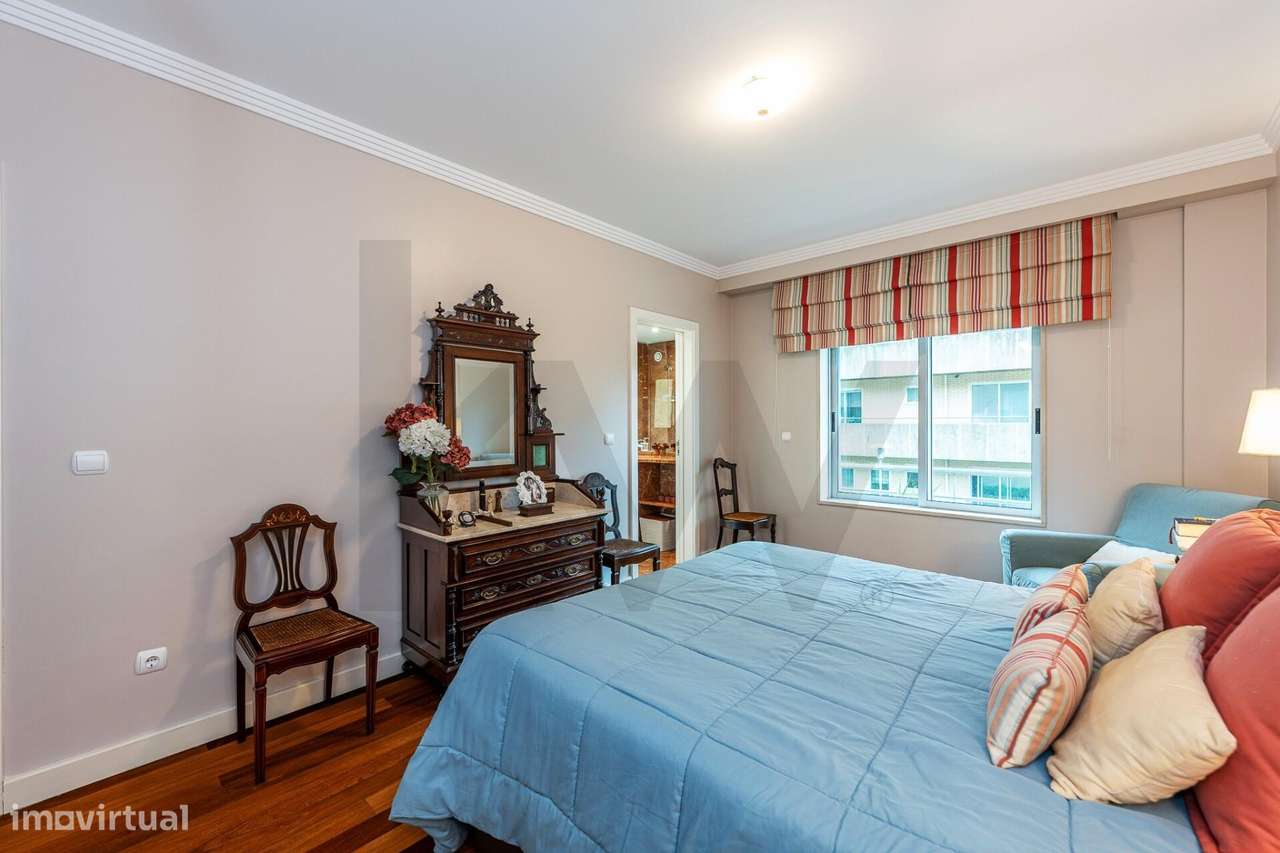 Excelente T5  em Condominio Fechado a Marechal Gomes da Costa, Porto-36