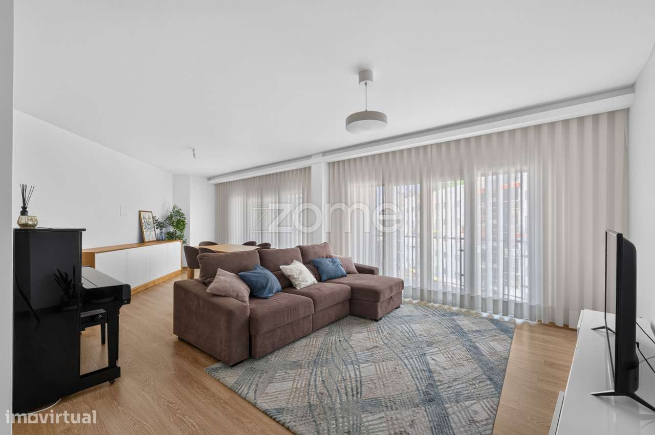 T2 de Excelência no Jardim da Amoreira com Box e Arrecadação-1