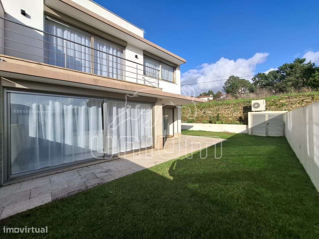 Fabulosa Moradia Geminada T3 com Jardim-11