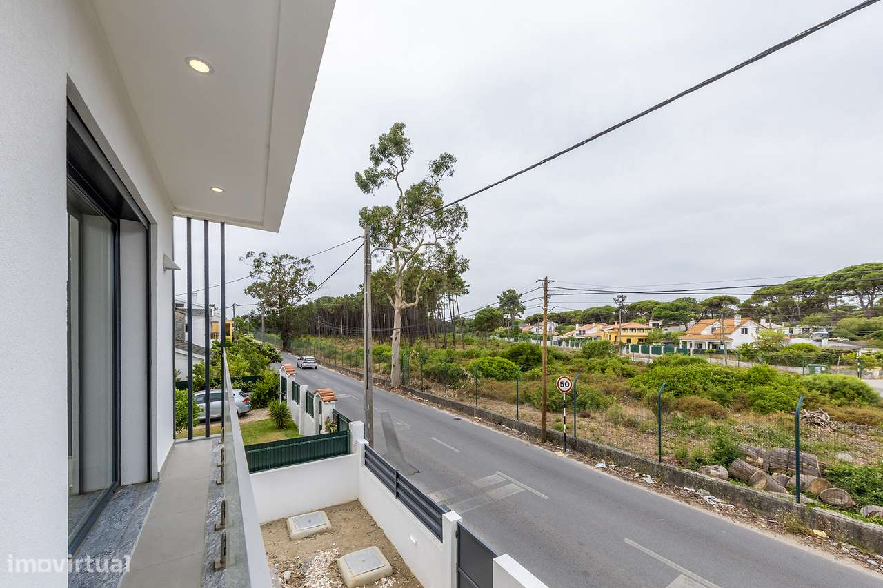 Moradia T4 de arquitetura contemporânea-41