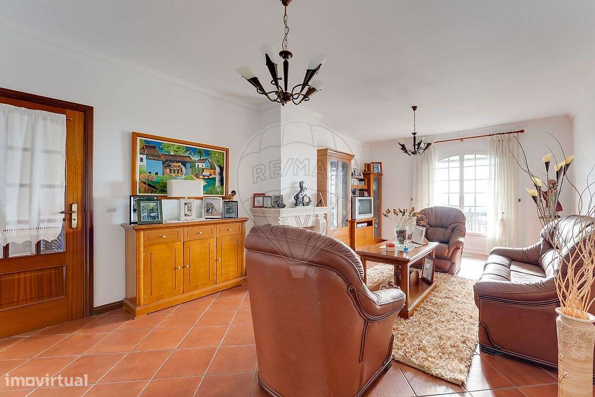 Moradia T5 com eficiência energética e vistas desafogadas em Assequins-22