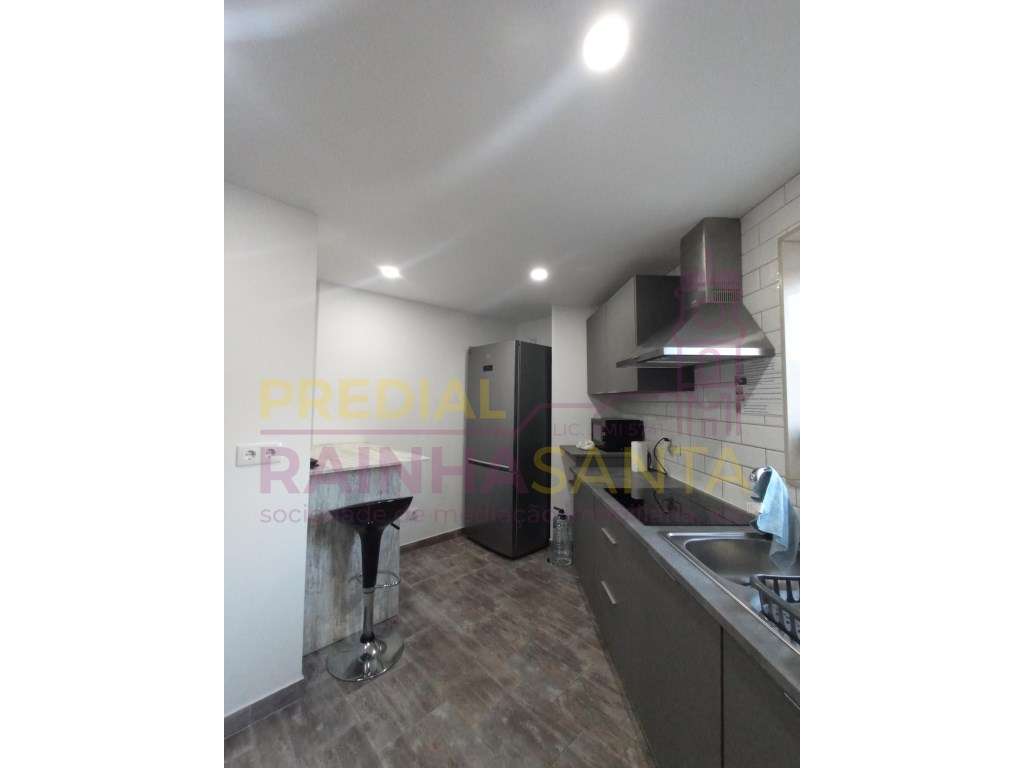 Prédio c/ três apartamentos T4 e lavandaria - Coimbra-15
