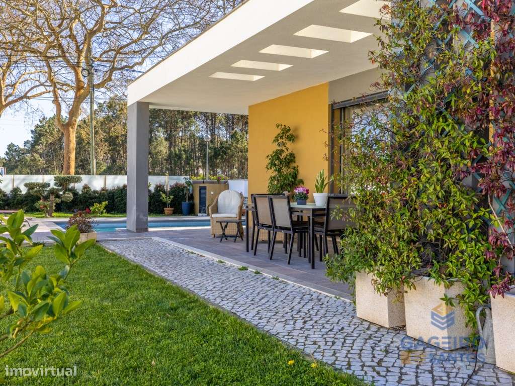 Moradia Térrea T3 Contemporânea com Piscina-48