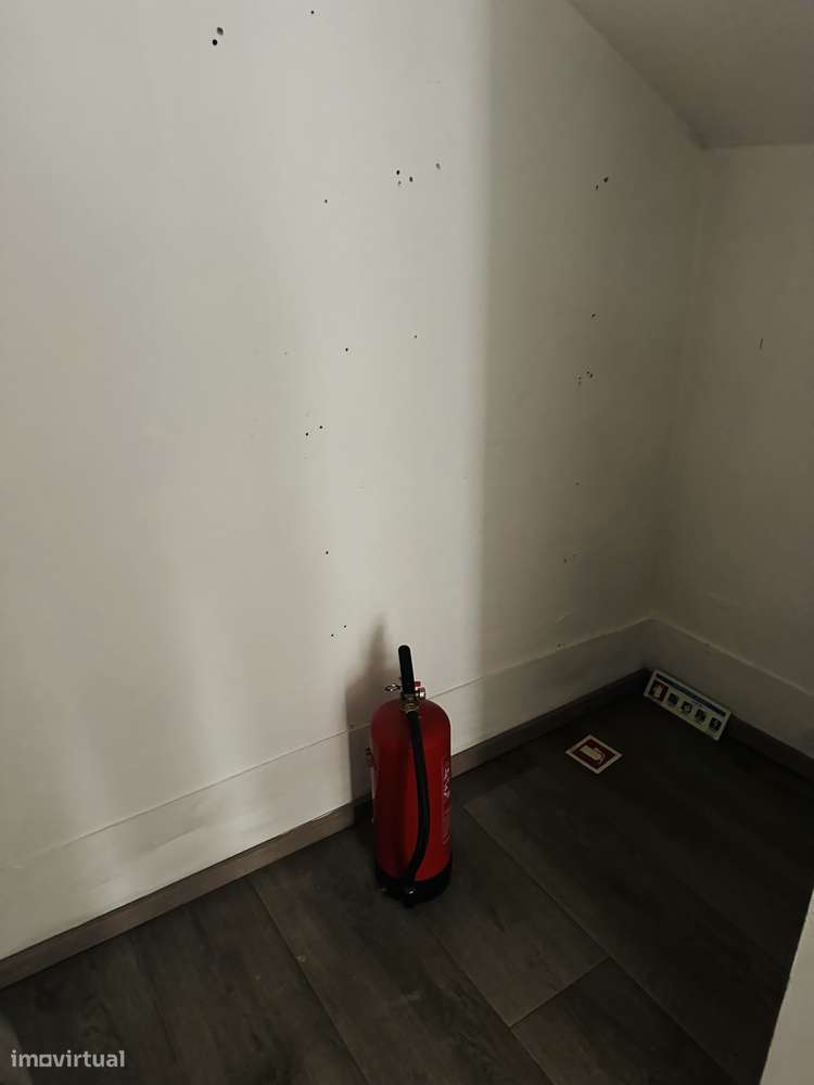 Amplo espaço comercial, em localização central de Valongo-5