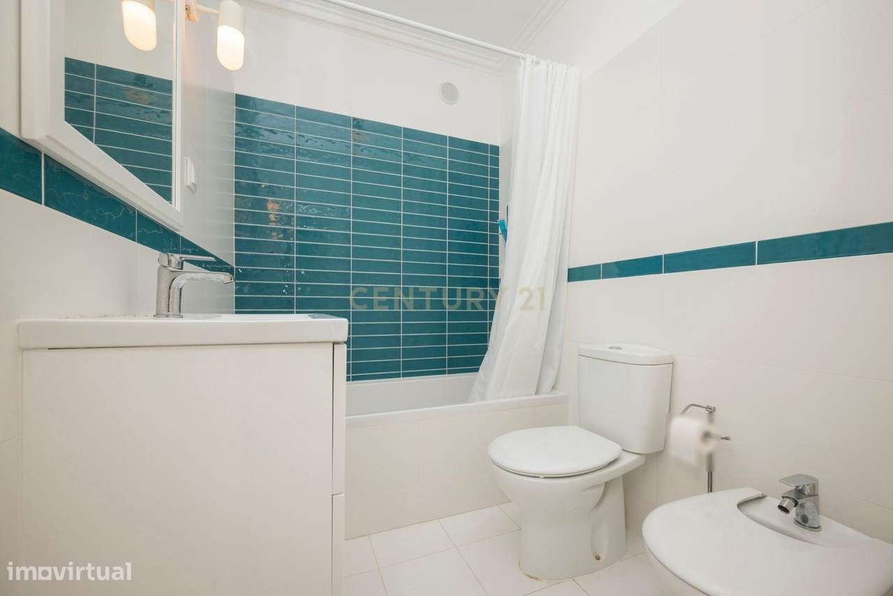 Moradia remodelada de 6 assoalhadas Exclusiva no Estoril-32