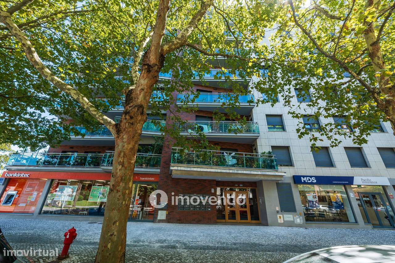 Apartamento T2 moderno, com garagem e varanda enorme, na Malvarosa-47