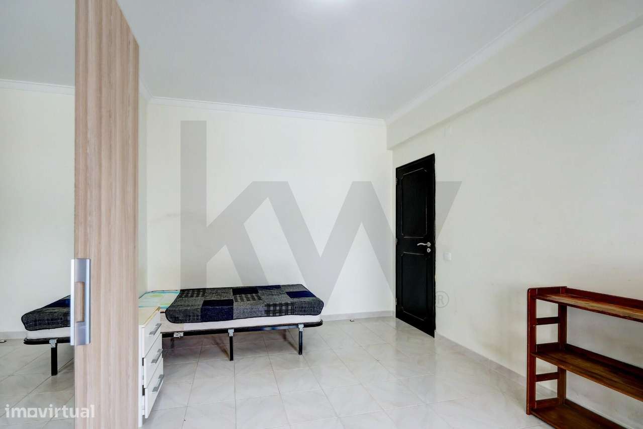 Apartamento T3 Monte da Caparica Rua General Humerto Delgado-11
