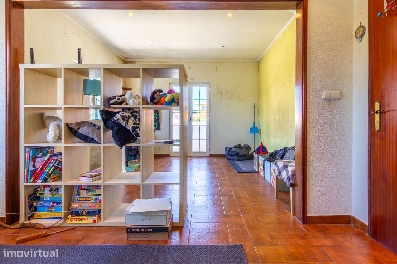 Quinta do Conde - Moradia isolada inserida em terreno de 646m²-23
