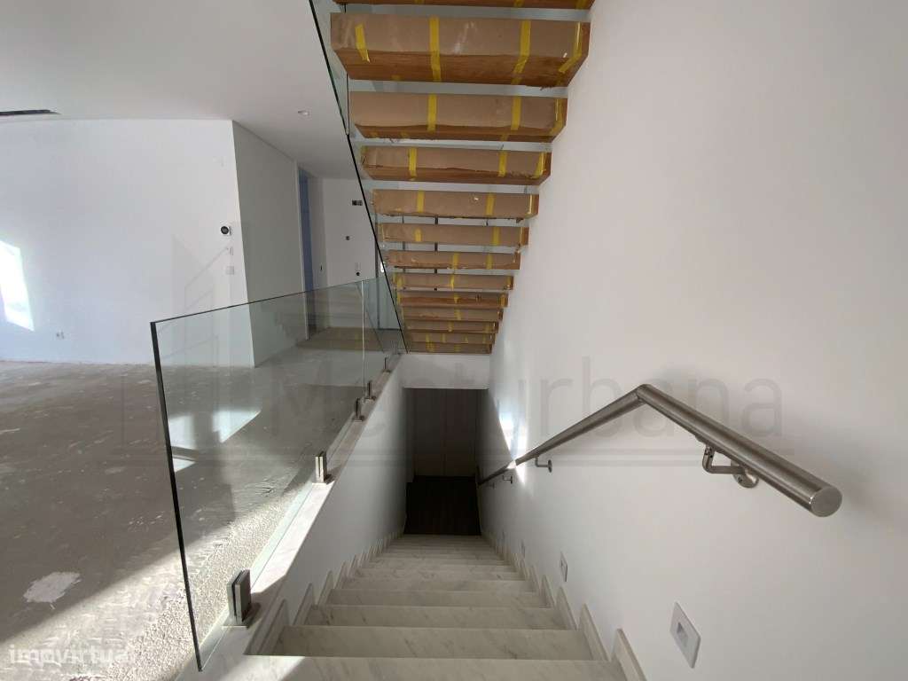 MORADIA T4 EM CONDOMÍNIO COM PISCINA - ESTORIL-32