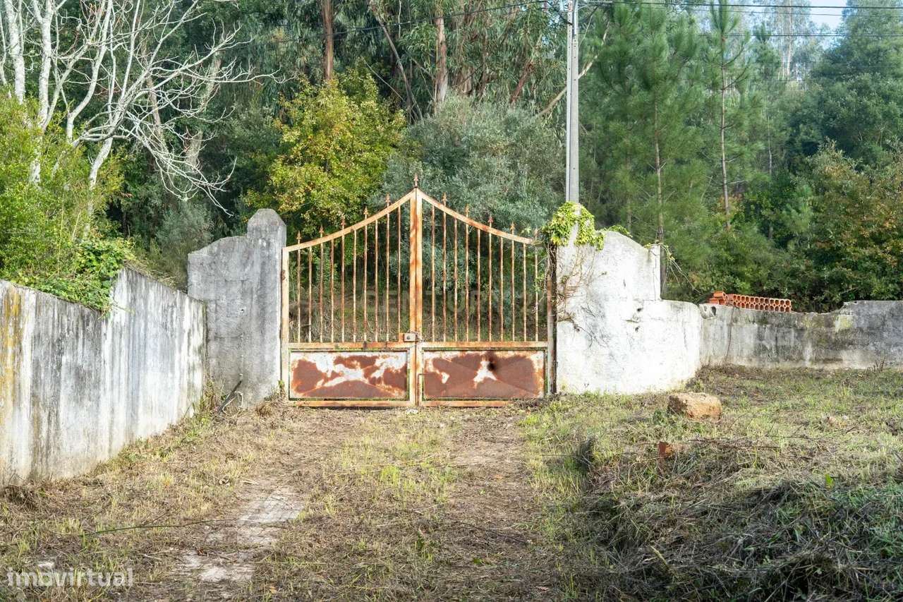 Moradia de dois pisos de tipologia T4 com terreno-54