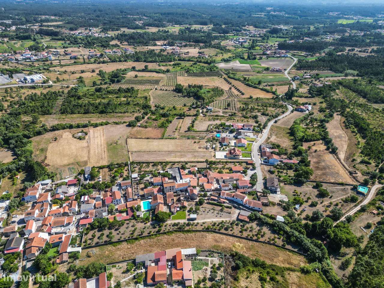 Propriedade com duas casas de habitação, piscina e terreno rústico com - Grande imagem: 4/60
