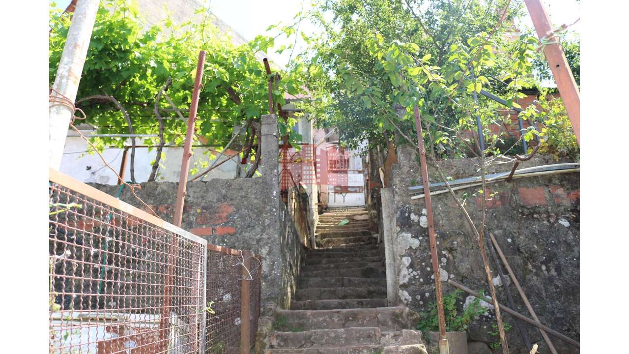 Moradia T2+T2 | Terreno 326 M2-30