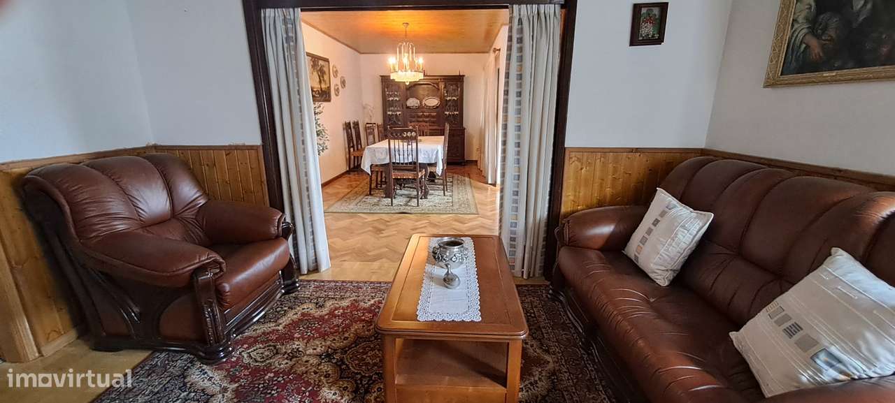 Moradia T5 com garagem e jardim em Miranda do Douro-12