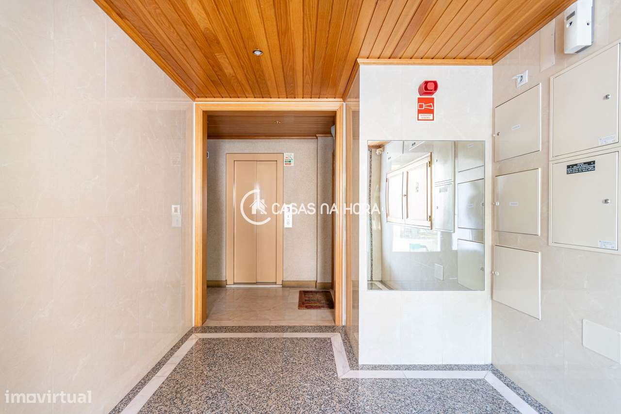 T2 com terraço enorme na Rua Paul Harris, no bairro do  Buzano.-27