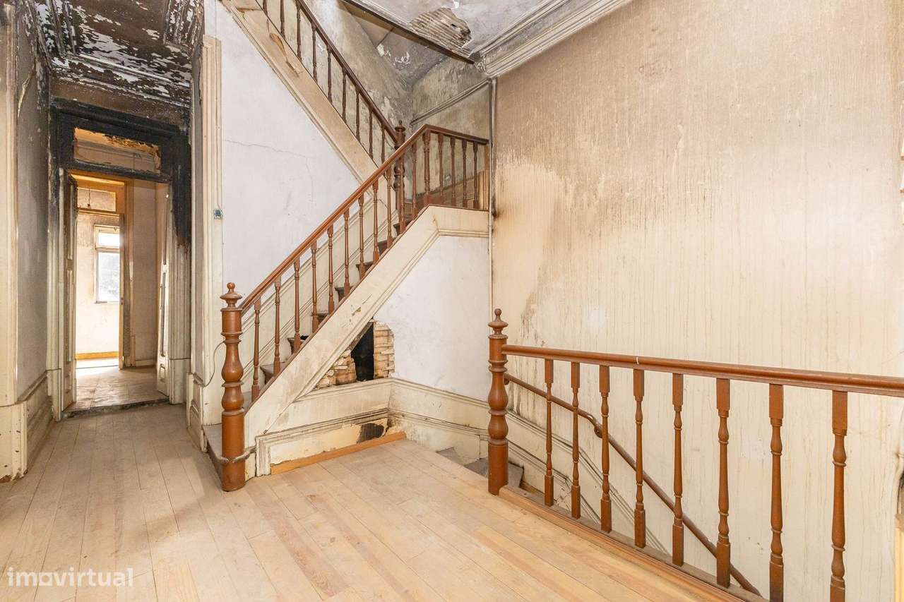 Andar Moradia T4 Duplex para Renovação Total-10