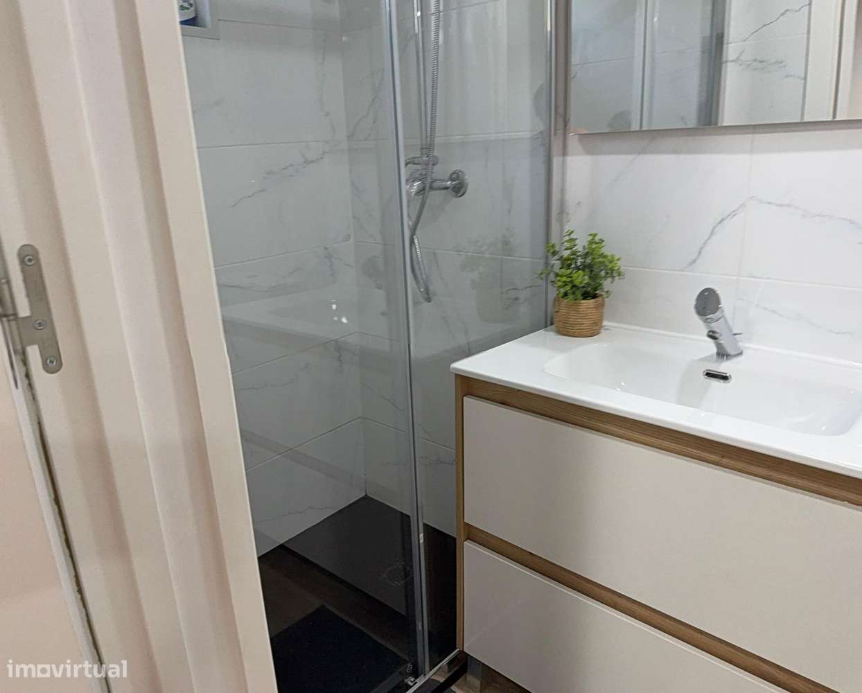 Moradia geminada Bi-Familiar T3 + T1 — Dois espaços...-26