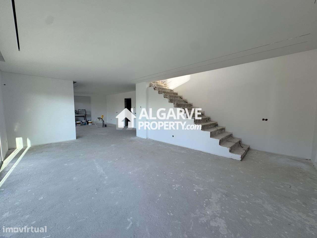 Moradia V4 em fase de construção de estilo contemporâneo no centro de - Grande imagem: 2/39