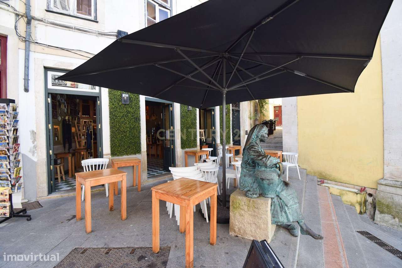 Prédio na emblemática Rua do Quebra Costas, no centro histórico de Coi-21