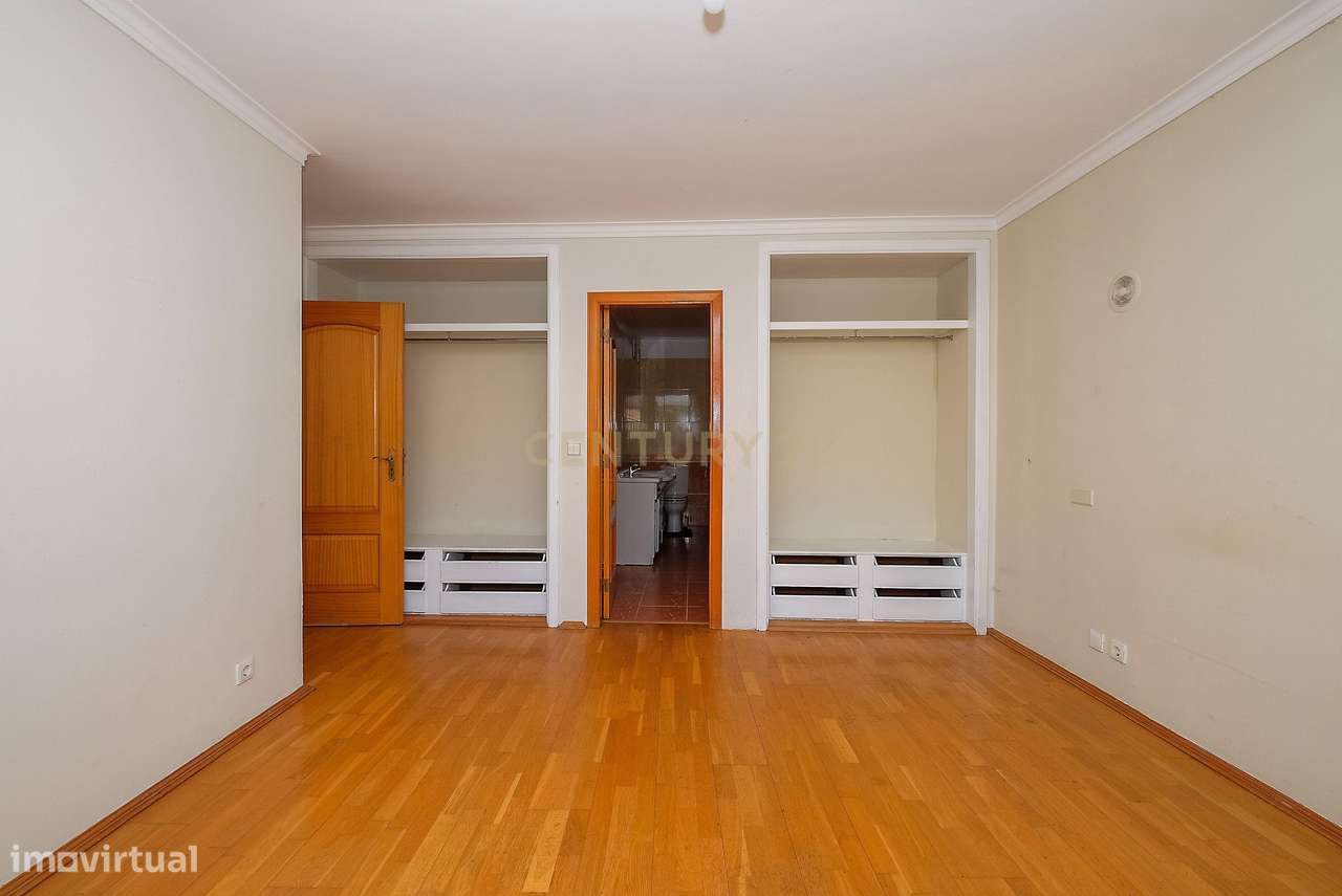 Apartamento T3 luminoso na Parede com varandas, garagem e arrecadação-11